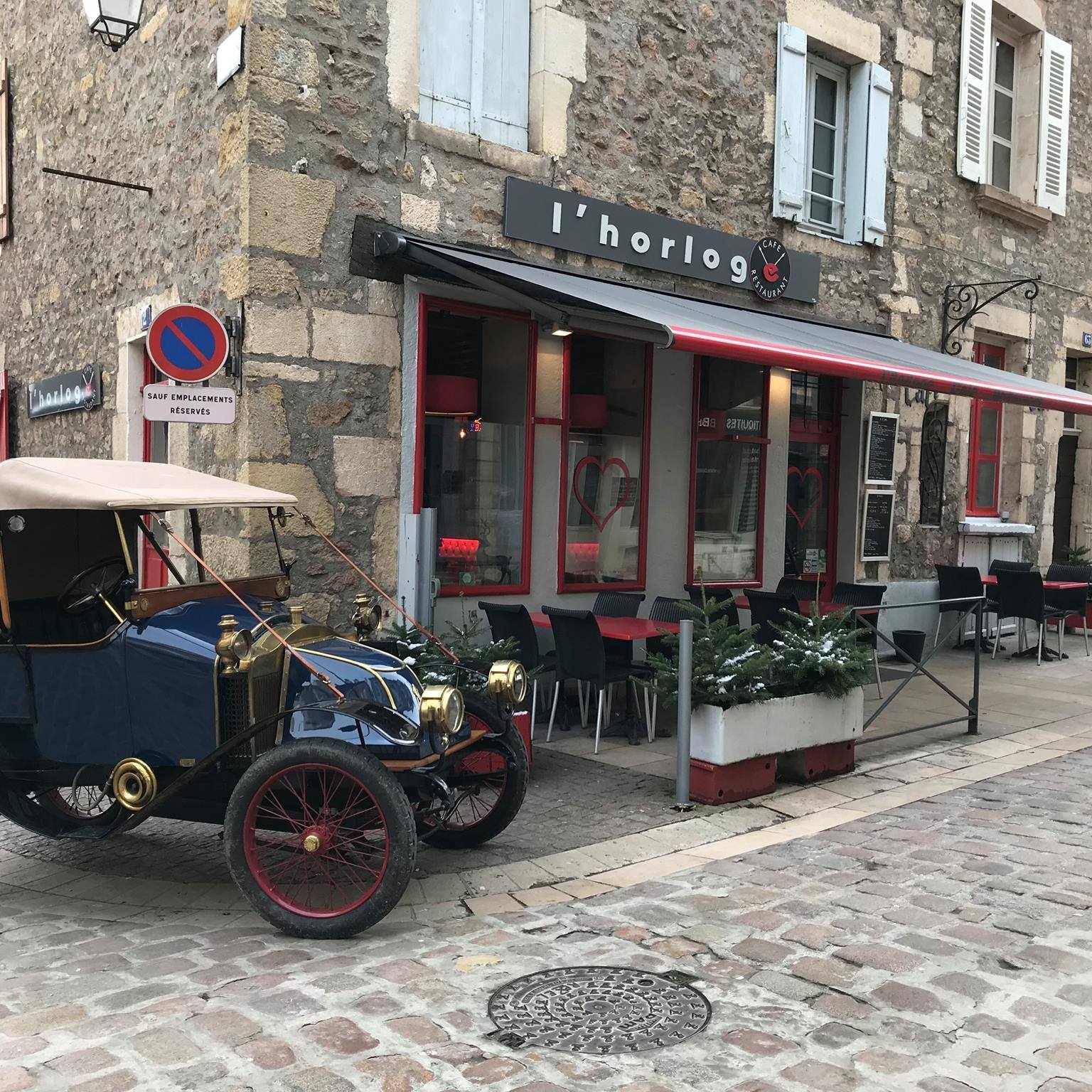 Entrée de la brasserie de l'Horloge à Avallon