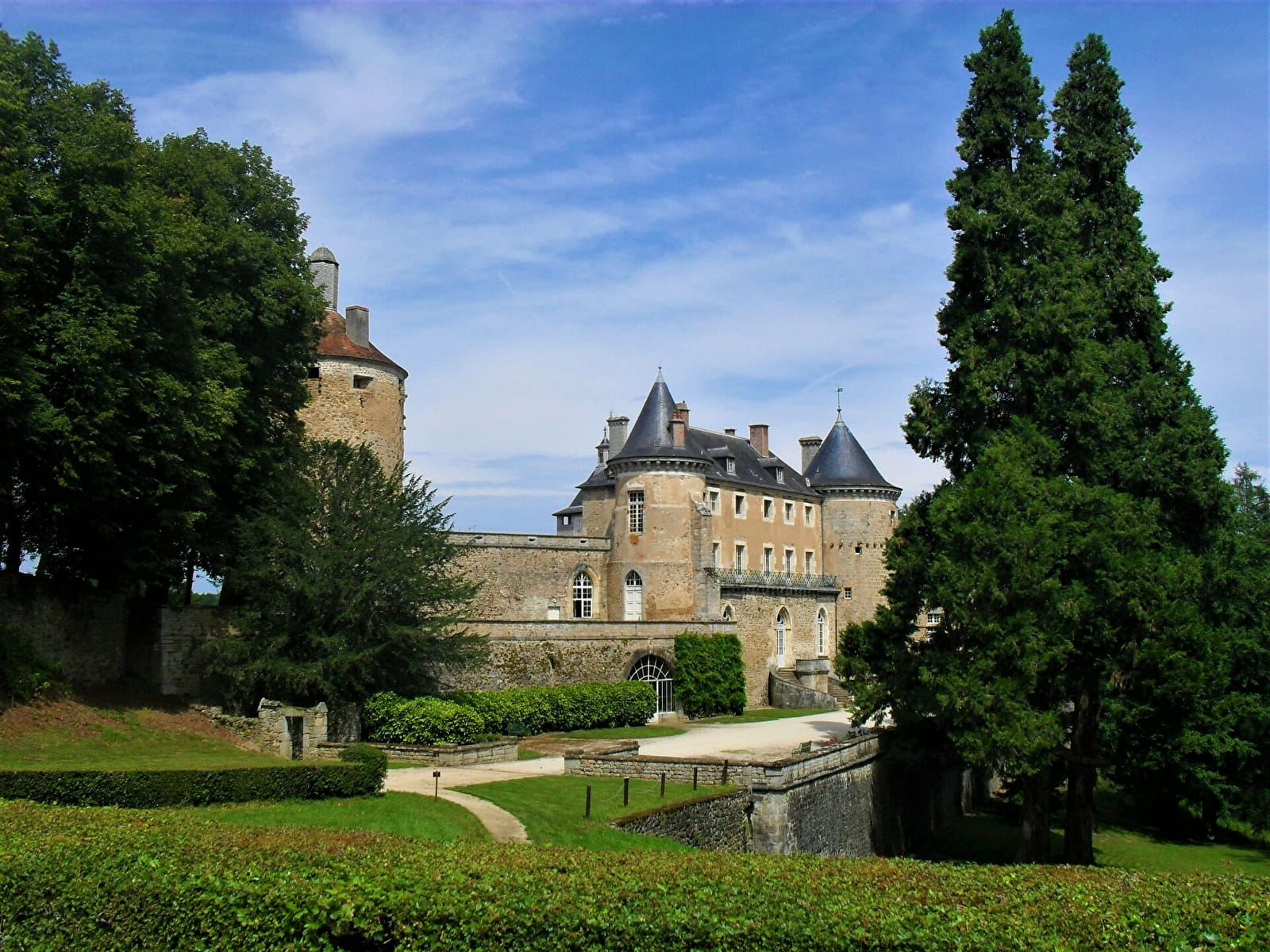 Vue extérieure du château de Chastellux